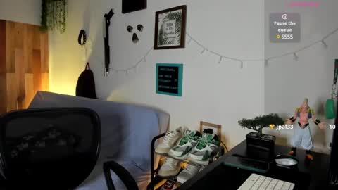 andy_guez_11 online show from 5, 2, 2025