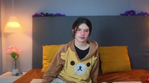 Snapshot of angel_shiny chatting on 12, 1, 2025 Angel online show from 12, 1, 2025