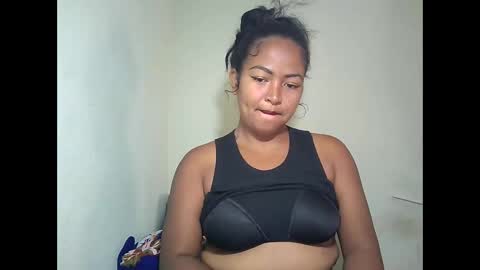 Snapshot of angelice33 chatting on 17, 12, 2025 angelice33 online show from 17, 12, 2025