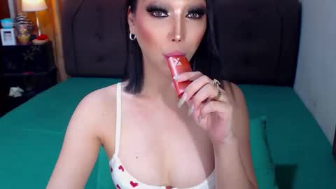 Snapshot of angelicqueents chatting on 22, 11, 2025 MS. AMALIA online show from 22, 11, 2025