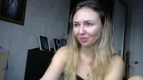 Snapshot of angelinalove28 chatting on 23, 11, 2025 angelinalove28 online show from 23, 11, 2025