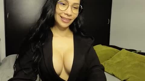 Snapshot of angellaisabella chatting on 8, 11, 2025 ANGELA ISABELLA online show from 8, 11, 2025