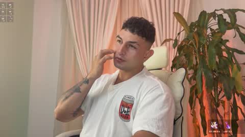 Snapshot of angeloferro1 chatting on 17, 12, 2025 Angelo Ferro online show from 17, 12, 2025