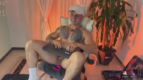 Snapshot of angeloferro1 chatting on 18, 12, 2025 Angelo Ferro online show from 18, 12, 2025