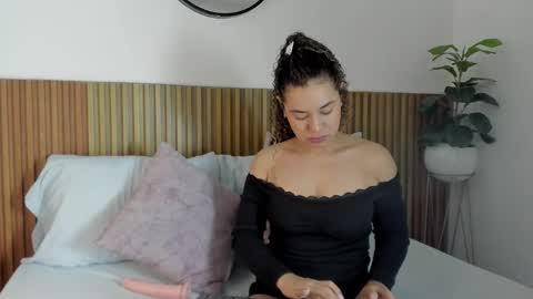 Snapshot of angie_leonn chatting on 15, 10, 2025 A N G I E online show from 15, 10, 2025