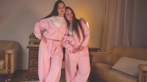 Snapshot of annaglorian chatting on 25, 11, 2025 Lisa and Alice online show from 25, 11, 2025