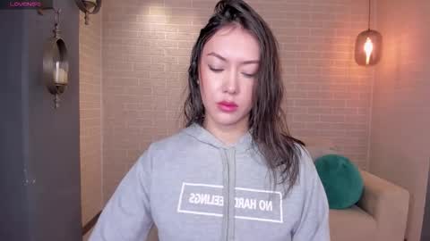 annahoffman_ online show from 25, 9, 2025