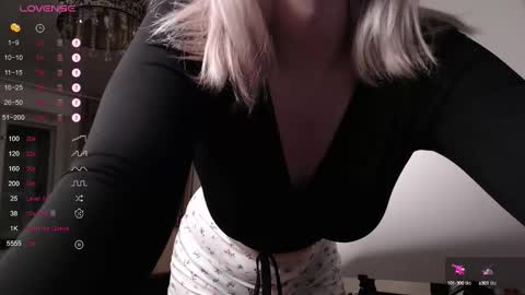 Snapshot of annamilky chatting on 5, 10, 2025 annamilky online show from 5, 10, 2025