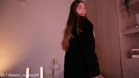 Snapshot of annie_evans24 chatting on 25, 11, 2025 Annie Evans online show from 25, 11, 2025