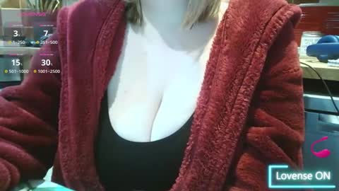 Snapshot of annielouisexx chatting on 14, 11, 2025 Annie Louise online show from 14, 11, 2025