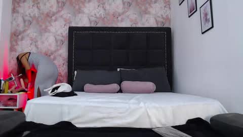 Anniieleonhart online show from 26, 2, 2025