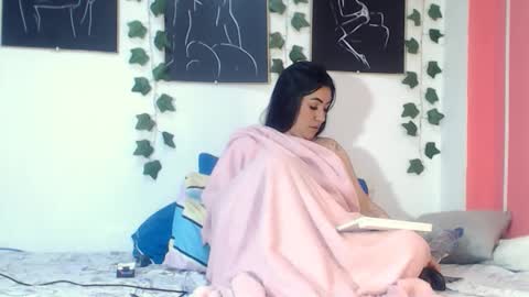 Snapshot of annyevans_ chatting on 28, 10, 2025 online show from 28, 10, 2025