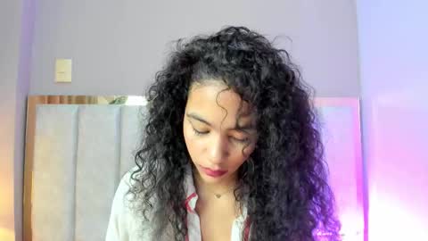 AntonellaHall  online show from 25, 11, 2025