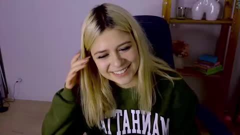 Snapshot of apheliastar chatting on 12, 11, 2025 ApheliaStar online show from 12, 11, 2025