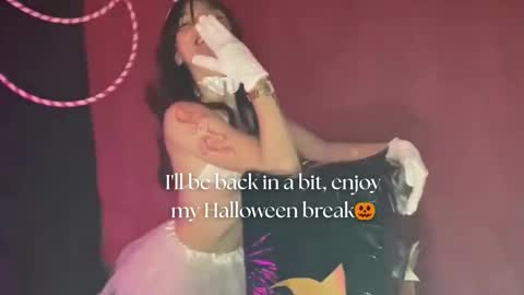 Snapshot of april_bennett chatting on 13, 10, 2025 online show from 13, 10, 2025