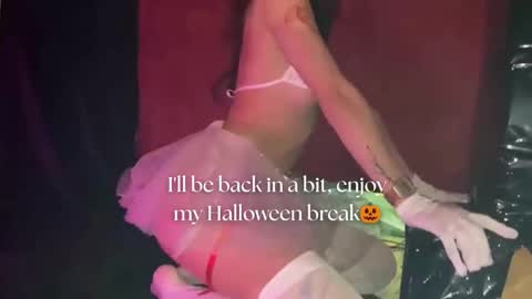 Snapshot of april_bennett chatting on 17, 10, 2025 online show from 17, 10, 2025