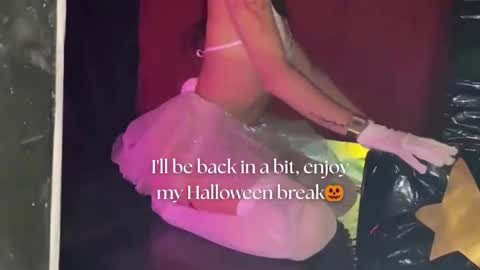 Snapshot of april_bennett chatting on 21, 10, 2025 online show from 21, 10, 2025