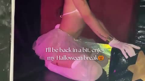 Snapshot of april_bennett chatting on 22, 10, 2025 online show from 22, 10, 2025