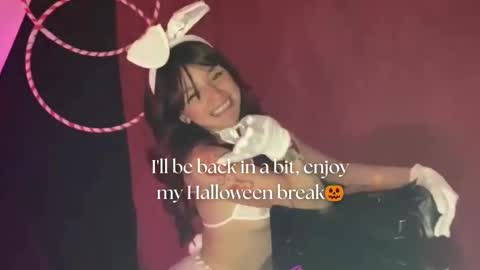 Snapshot of april_bennett chatting on 23, 10, 2025 online show from 23, 10, 2025