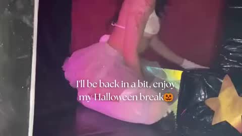 Snapshot of april_bennett chatting on 27, 10, 2025 online show from 27, 10, 2025