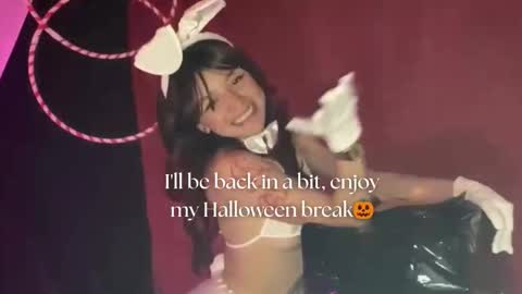 Snapshot of april_bennett chatting on 28, 10, 2025 online show from 28, 10, 2025