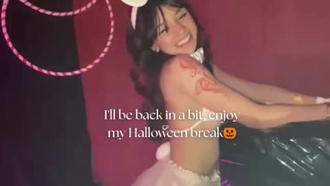 Snapshot of april_bennett chatting on 29, 10, 2025 online show from 29, 10, 2025