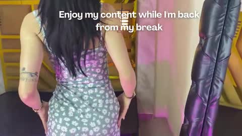 Snapshot of april_bennett chatting on 8, 11, 2025 online show from 8, 11, 2025