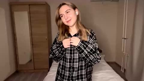 Emi online show from 3, 12, 2025