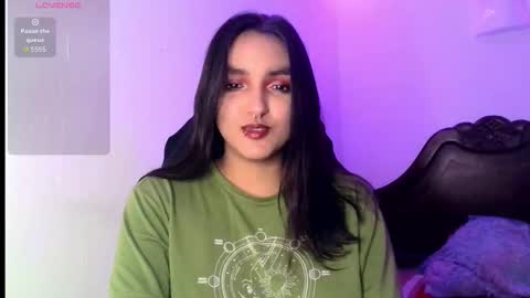 Snapshot of ari_20_ chatting on 5, 11, 2025 Bella online show from 5, 11, 2025