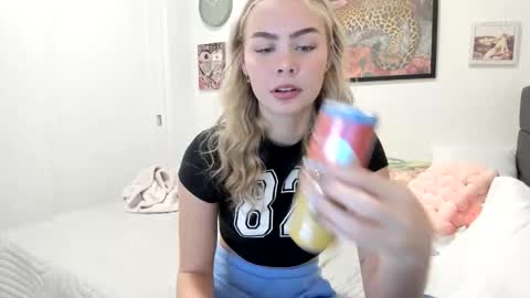 Snapshot of ariah_is_blonde chatting on 16, 11, 2025 Ariah online show from 16, 11, 2025