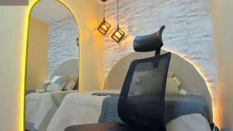 Snapshot of aron_bolt chatting on 8, 11, 2025 ARON BOLT online show from 8, 11, 2025