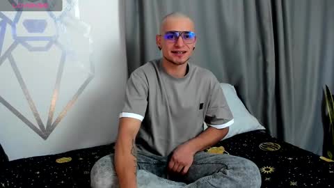 Snapshot of aron_santoro1 chatting on 24, 12, 2024 Aron Santoro online show from 24, 12, 2024