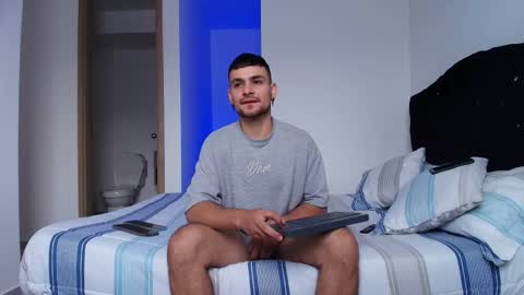 Snapshot of aron_santoro1 chatting on 27, 11, 2025 Aron Santoro online show from 27, 11, 2025