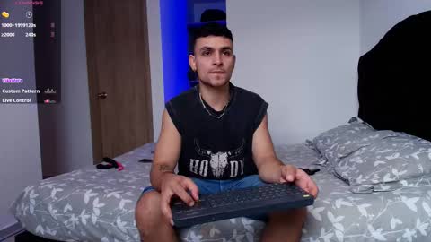 Snapshot of aron_santoro1 chatting on 18, 12, 2025 Aron Santoro online show from 18, 12, 2025