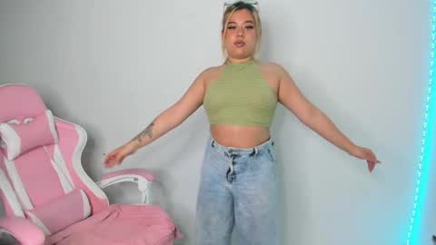 Snapshot of arthemiss033 chatting on 16, 9, 2025 Val online show from 16, 9, 2025