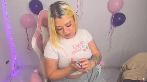 Snapshot of arthemiss033 chatting on 24, 11, 2025 Val online show from 24, 11, 2025