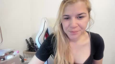 Snapshot of artsyandcraftsy_ chatting on 8, 10, 2025 MIA online show from 8, 10, 2025