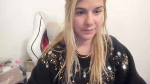 Snapshot of artsyandcraftsy_ chatting on 8, 10, 2025 MIA online show from 8, 10, 2025