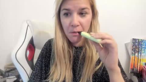 Snapshot of artsyandcraftsy_ chatting on 14, 10, 2025 MIA online show from 14, 10, 2025