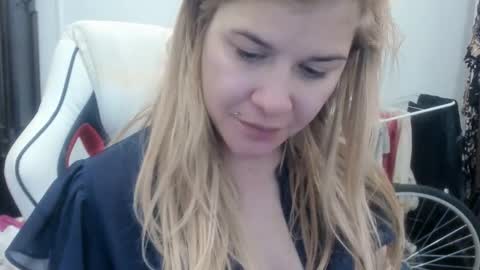 Snapshot of artsyandcraftsy_ chatting on 15, 10, 2025 MIA online show from 15, 10, 2025