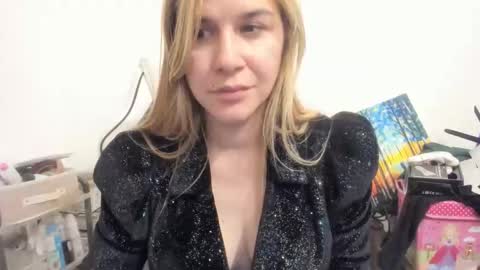 Snapshot of artsyandcraftsy_ chatting on 21, 10, 2025 MIA online show from 21, 10, 2025