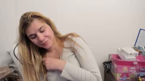 Snapshot of artsyandcraftsy_ chatting on 30, 10, 2025 MIA online show from 30, 10, 2025