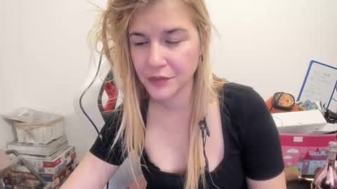 Snapshot of artsyandcraftsy_ chatting on 31, 10, 2025 MIA online show from 31, 10, 2025