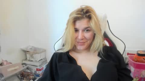 Snapshot of artsyandcraftsy_ chatting on 4, 11, 2025 MIA online show from 4, 11, 2025