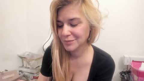 Snapshot of artsyandcraftsy_ chatting on 7, 11, 2025 MIA online show from 7, 11, 2025