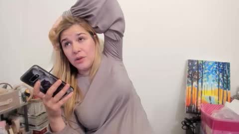 Snapshot of artsyandcraftsy_ chatting on 14, 11, 2025 MIA online show from 14, 11, 2025