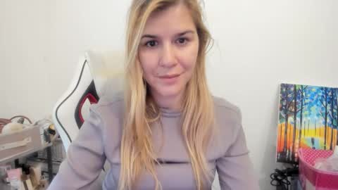 Snapshot of artsyandcraftsy_ chatting on 15, 11, 2025 MIA online show from 15, 11, 2025