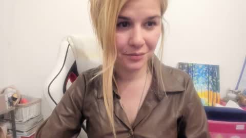 Snapshot of artsyandcraftsy_ chatting on 17, 11, 2025 MIA online show from 17, 11, 2025