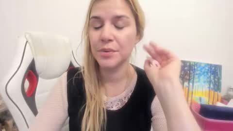 Snapshot of artsyandcraftsy_ chatting on 17, 11, 2025 MIA online show from 17, 11, 2025