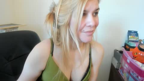 Snapshot of artsyandcraftsy_ chatting on 1, 3, 2026 MIA online show from 1, 3, 2026